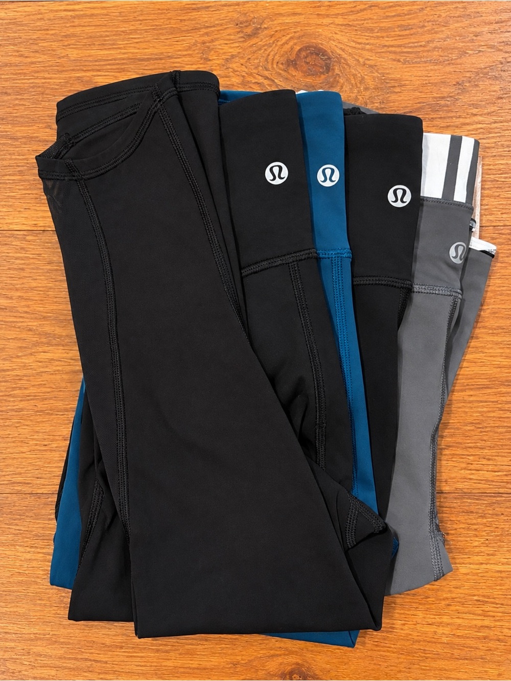 4 pairs great condition Lululemon Athletica Cropped Leggings Black, Teal & Gray